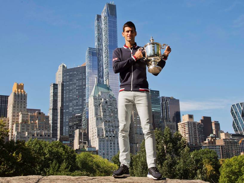 Novak Djokovic posa com seu troféu do Aberto dos EUA no Central Park,nesta segunda-feira (14)