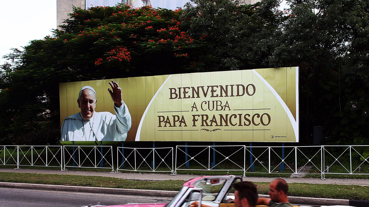 Cartaz anuncia a visita do Papa Francisco à Cuba na Praça da Revolução em Havana - 16/09/2015