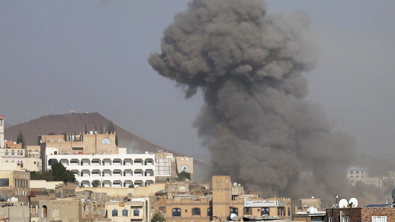 Coluna de fumaça é vista após ataque aéreo liderado por sauditas na capital do Iêmen, em Sanaa - 17/09/2015