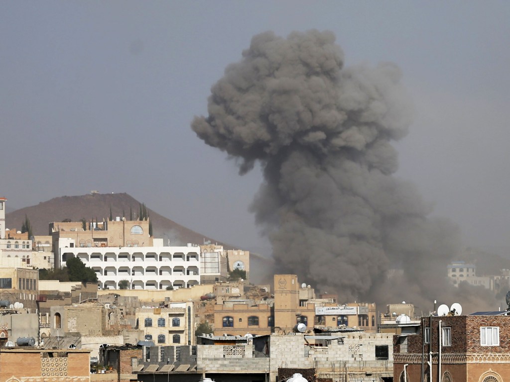 Coluna de fumaça é vista após ataque aéreo liderado por sauditas na capital do Iêmen, em Sanaa - 17/09/2015