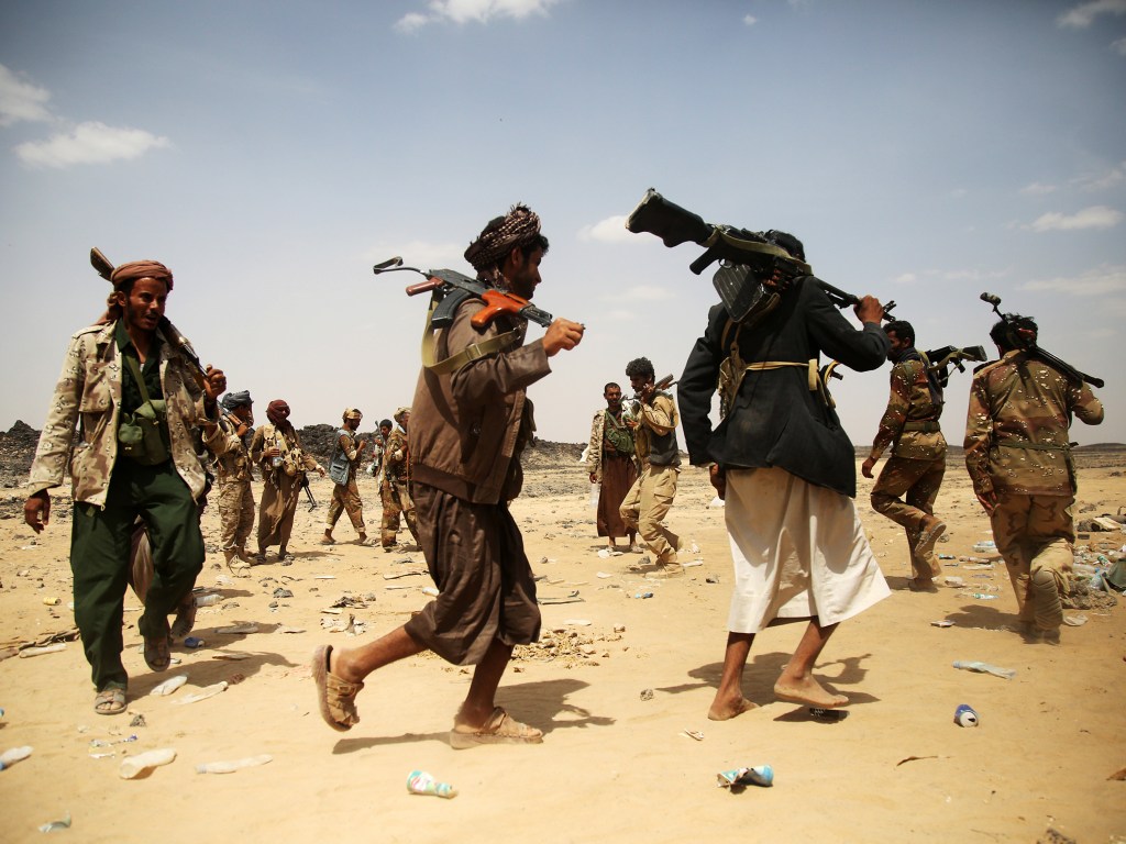 Homens de tribos iemenitas, integrantes dos comitês de resistência popular, grupos armados leais ao presidente Abedrabbo Mansour Hadi, guardam posição na província de Marib, leste da capital Sanaa - 18/09/2015