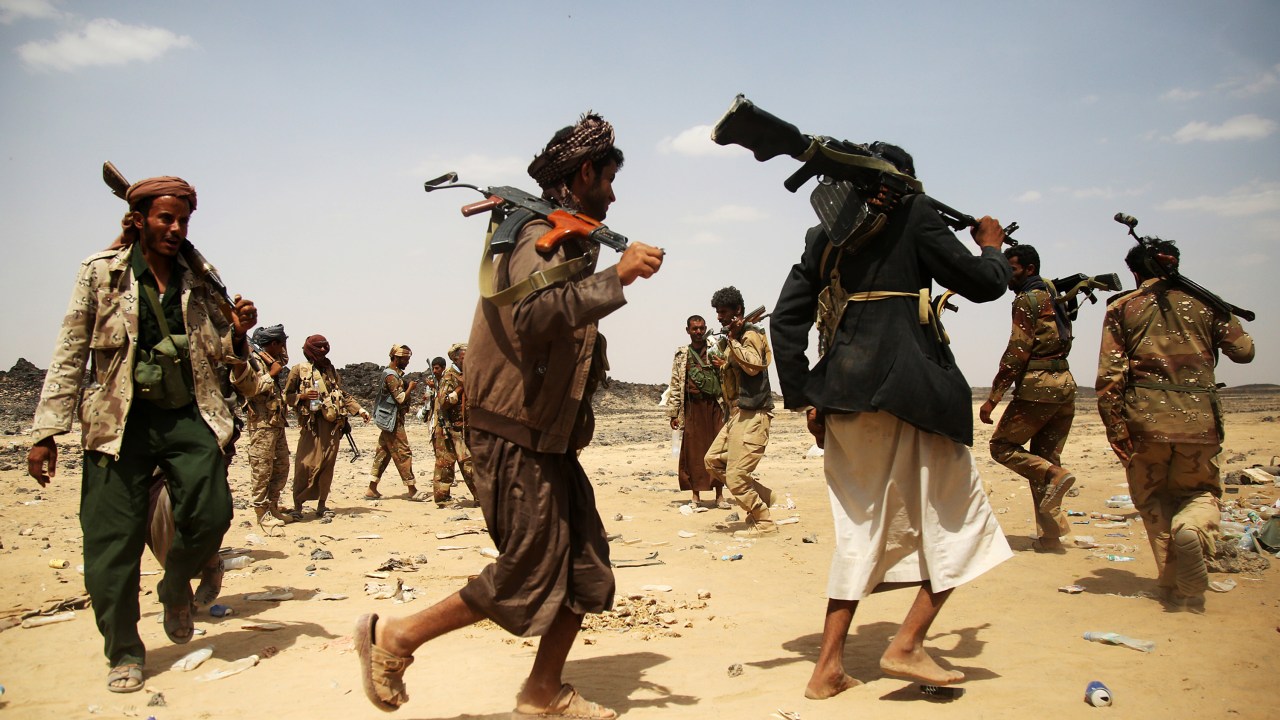 Homens de tribos iemenitas, integrantes dos comitês de resistência popular, grupos armados leais ao presidente Abedrabbo Mansour Hadi, guardam posição na província de Marib, leste da capital Sanaa - 18/09/2015