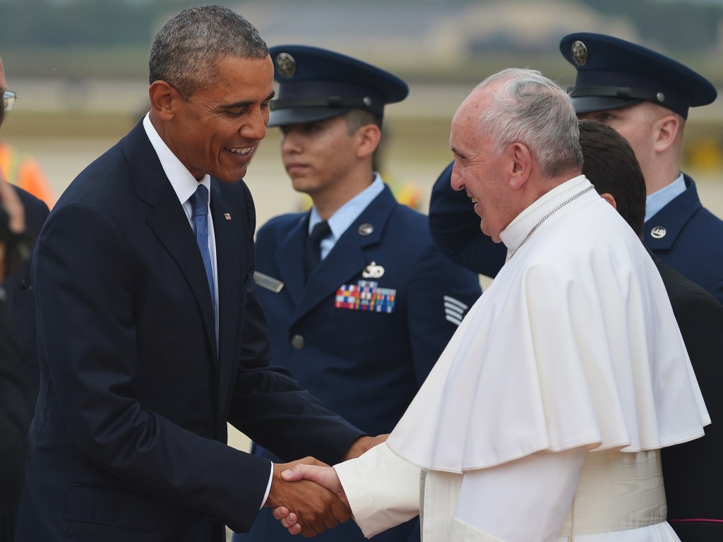 O presidente dos Estados Unidos, Barack Obama, cumprimenta o papa Francisco na chegada do líder dos católicos à Base Aérea de Andrews, em Maryland - 22/09/2015