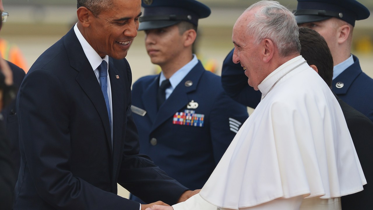 O presidente dos Estados Unidos, Barack Obama, cumprimenta o papa Francisco na chegada do líder dos católicos à Base Aérea de Andrews, em Maryland - 22/09/2015