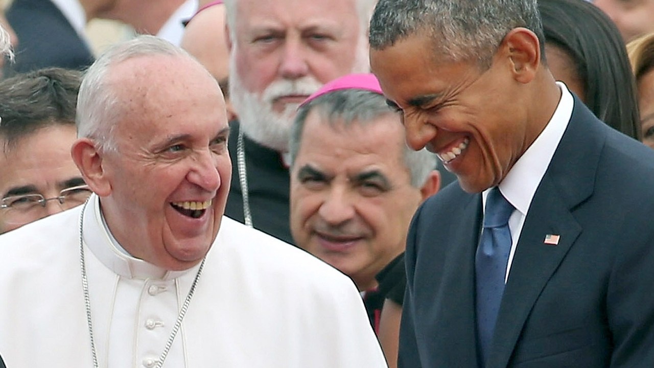 Papa Francisco tem conversa descontraída com o presidente dos Estados Unidos, Barack Obama, na chegada à Base Aérea de Maryland - 22/09/2015