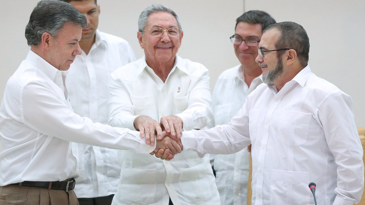 O ditador cubano, Raúl Castro (centro), o presidente colombiano Juan Manuel Santos (à esq.) e o chefe da guerrilha das FARC Timoleon Jimenez, conhecido como Timochenko, apertam as mãos durante reunião em Havana - 23/09/2015