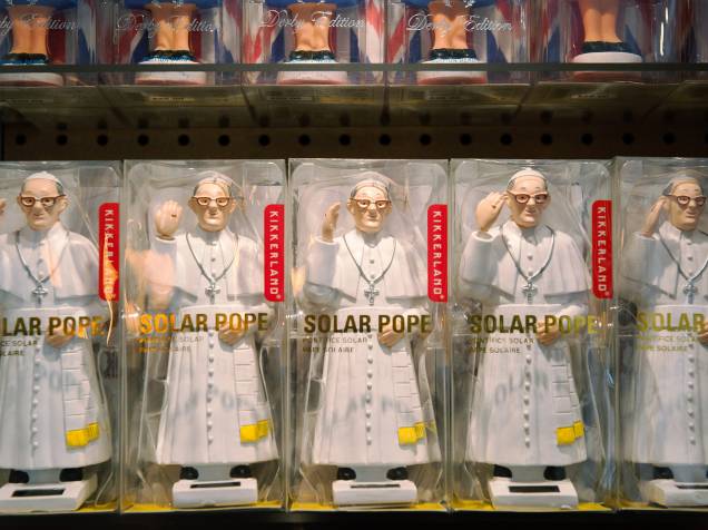 Bonecos em miniatura do Papa Francisco são vistos na vitrine de uma loja em Nova York, na véspera da chegada do chefe da Igreja Católica em visita aos Estados Unidos - 24/09/2015