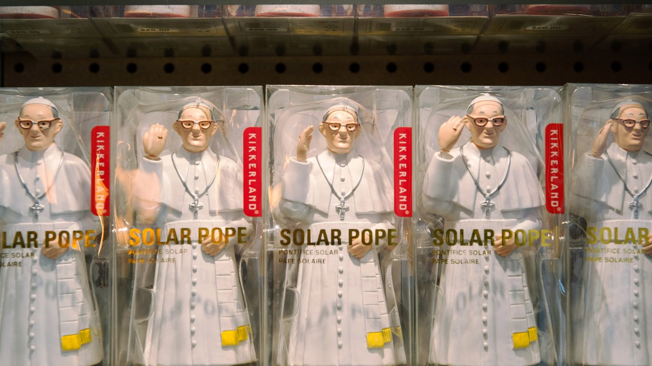 Bonecos em miniatura do Papa Francisco são vistos na vitrine de uma loja em Nova York, na véspera da chegada do chefe da Igreja Católica em visita aos Estados Unidos - 24/09/2015