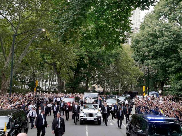 Papa Francisco atravessa o Central Park em Nova York durante o terceiro dia da visita do líder da Igreja Católica aos Estados Unidos - 25/09/2015