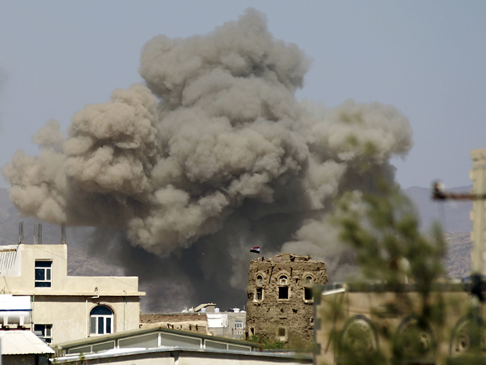 Forças da coalizão militar liderada pela Arábia Saudita voltaram a bombardear Sanaa, capital do Iêmen, controlada pelo movimento rebelde dos houthis