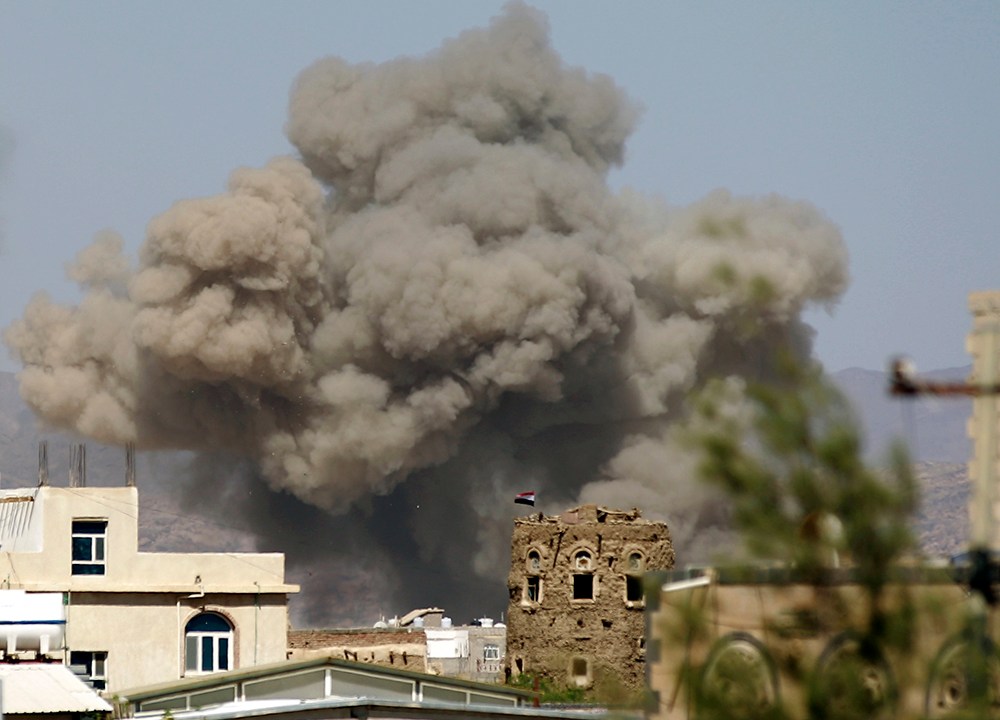 Forças da coalizão militar liderada pela Arábia Saudita voltaram a bombardear Sanaa, capital do Iêmen, controlada pelo movimento rebelde dos houthis