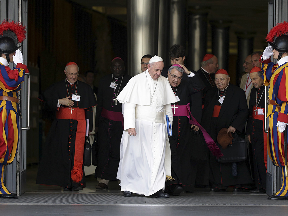 Papa Francisco durante chegada para o Sínodo sobre a família, na basílica de São Pedro no Vaticano