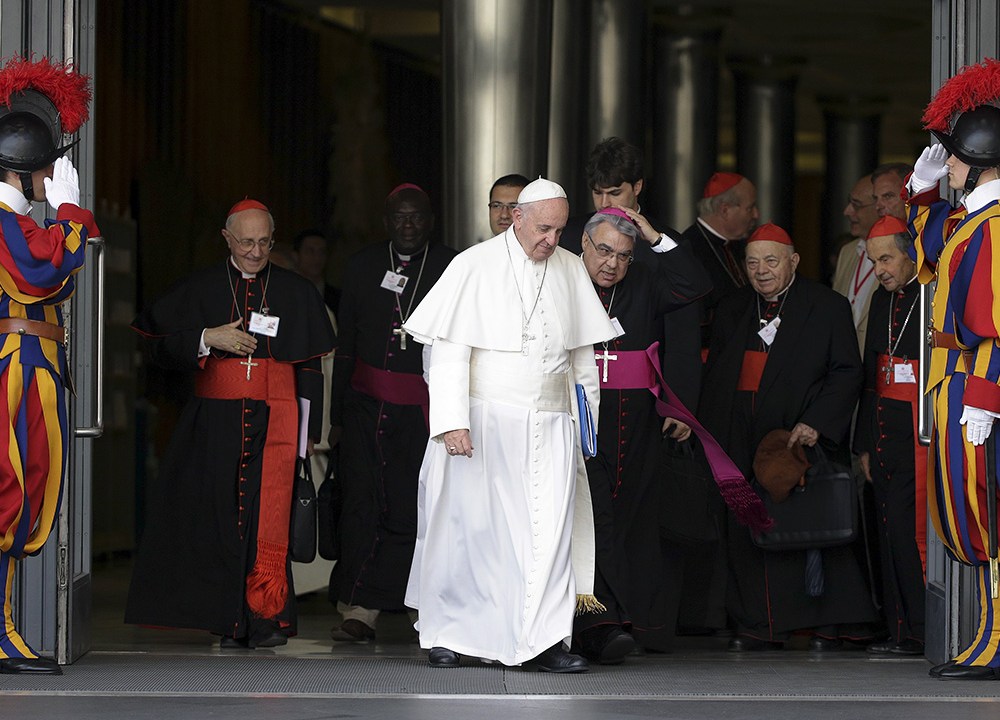 Papa Francisco durante chegada para o Sínodo sobre a família, na basílica de São Pedro no Vaticano