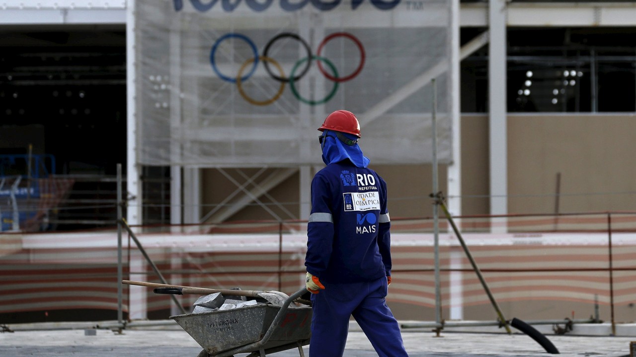 Operário trabalha no canteiro de obras da piscina olímpica, que será utilizada nas Olimpíadas de 2016, no Rio de Janeiro