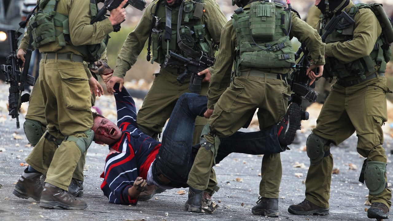 Palestino é detido por soldados israelenses durante confronto em Bet El, na região de Ramallah, na Cisjordânia - 07/10/2015
