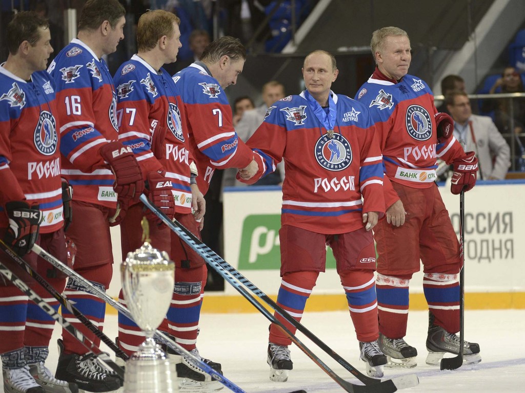 O presidente Vladimir Putin cumprimenta seu time, formado por russos que foram estrelas da liga americana de hóquei em celebração de seu aniversário de 63 anos com um jogo de hóquei entre amigos