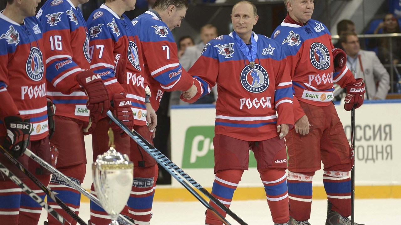 O presidente Vladimir Putin cumprimenta seu time, formado por russos que foram estrelas da liga americana de hóquei em celebração de seu aniversário de 63 anos com um jogo de hóquei entre amigos