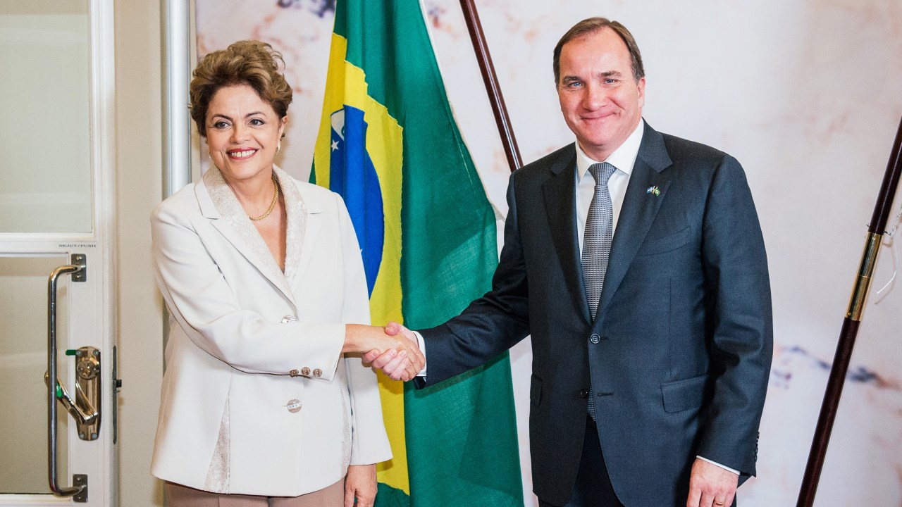 A presidente Dilma Rousseff posa para foto durante cumprimento com o primeiro-ministro da Suécia, Stefan Lofven, em Rosenbad, Estocolmo - 19/10/2015