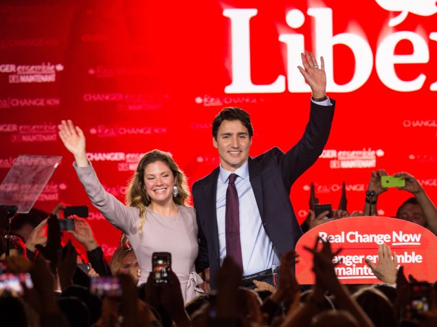 Acompanhado da esposa, o líder do Partido Liberal do Canadá, Justin Trudeau, sobe ao palco para discurso após a confirmação da vitória do partido nas eleições gerais do país. Justin será o próximo primeiro-ministro do Canadá, acabando com dez anos de domínio do partido conservado - 20/10/2015