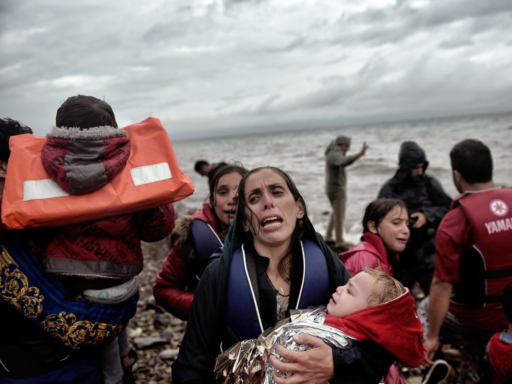 Refugiados e imigrantes chegam à ilha grega de Lesbos, após cruzar o Mar Egeu vindos da Túrquia