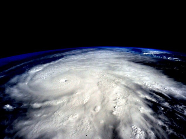 Imagem obtida na Estação Espacial Internacional mostra a aproximação do furacão Patricia no Oceano Pacífico em direção ao México