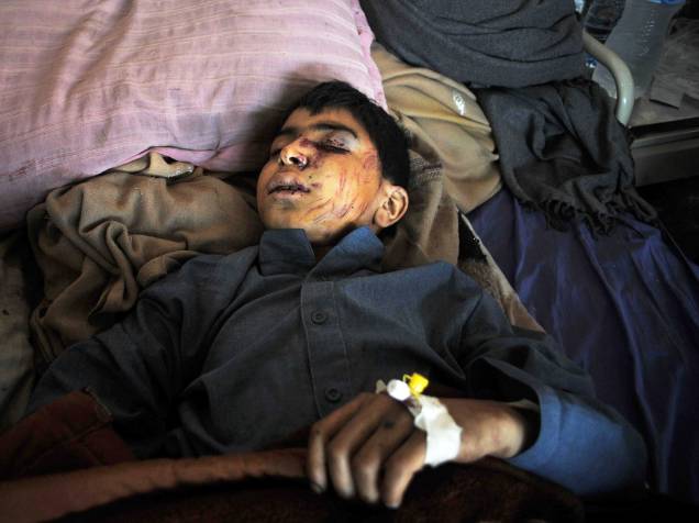 Garoto paquistanês descansa em uma cama de hospital após grande terremoto em Peshawar - 27/10/2015