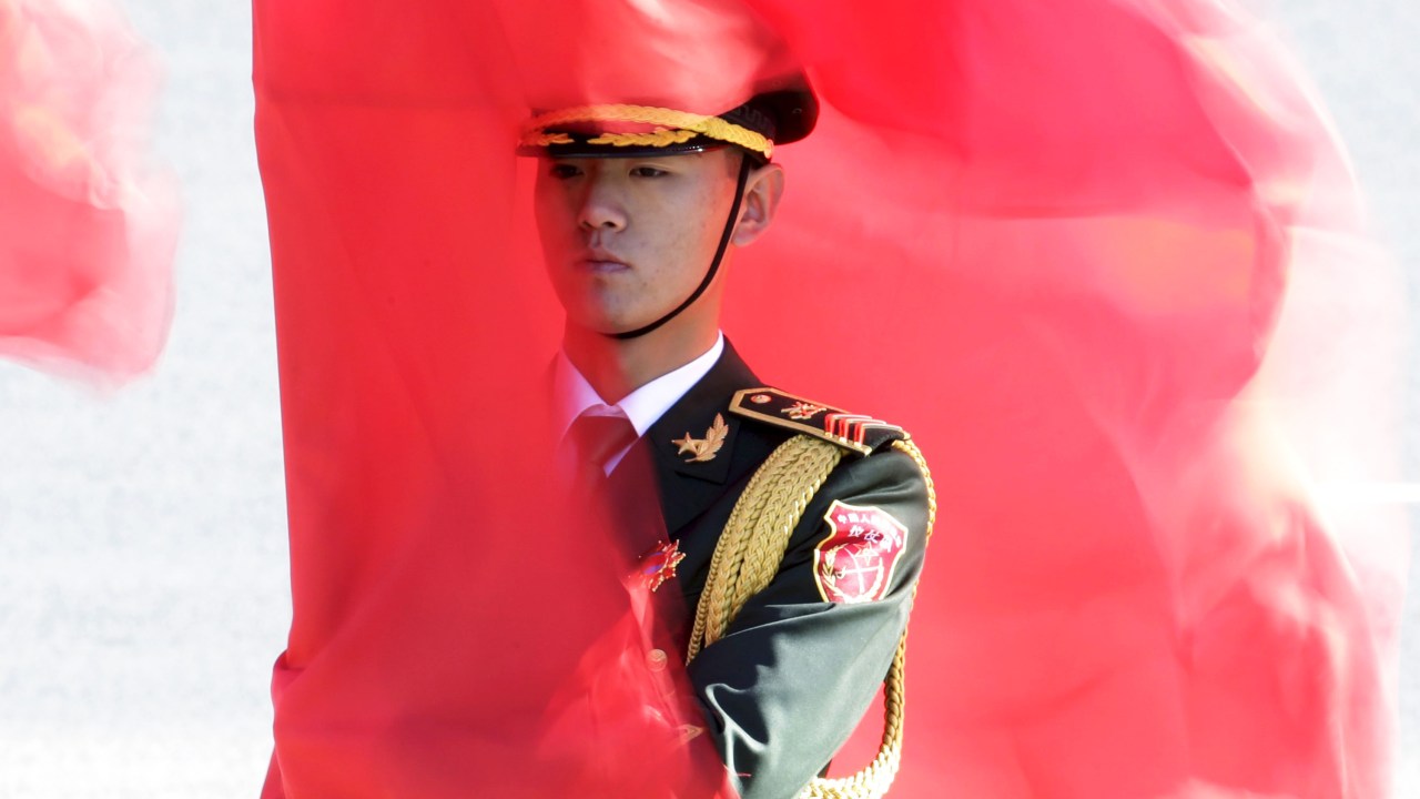 Soldado da guarda de honra chinesa, segura uma bandeira durante cerimônia de boas vindas para a chanceler alemã Angela Merkel, em Pequim - 29/10/2015