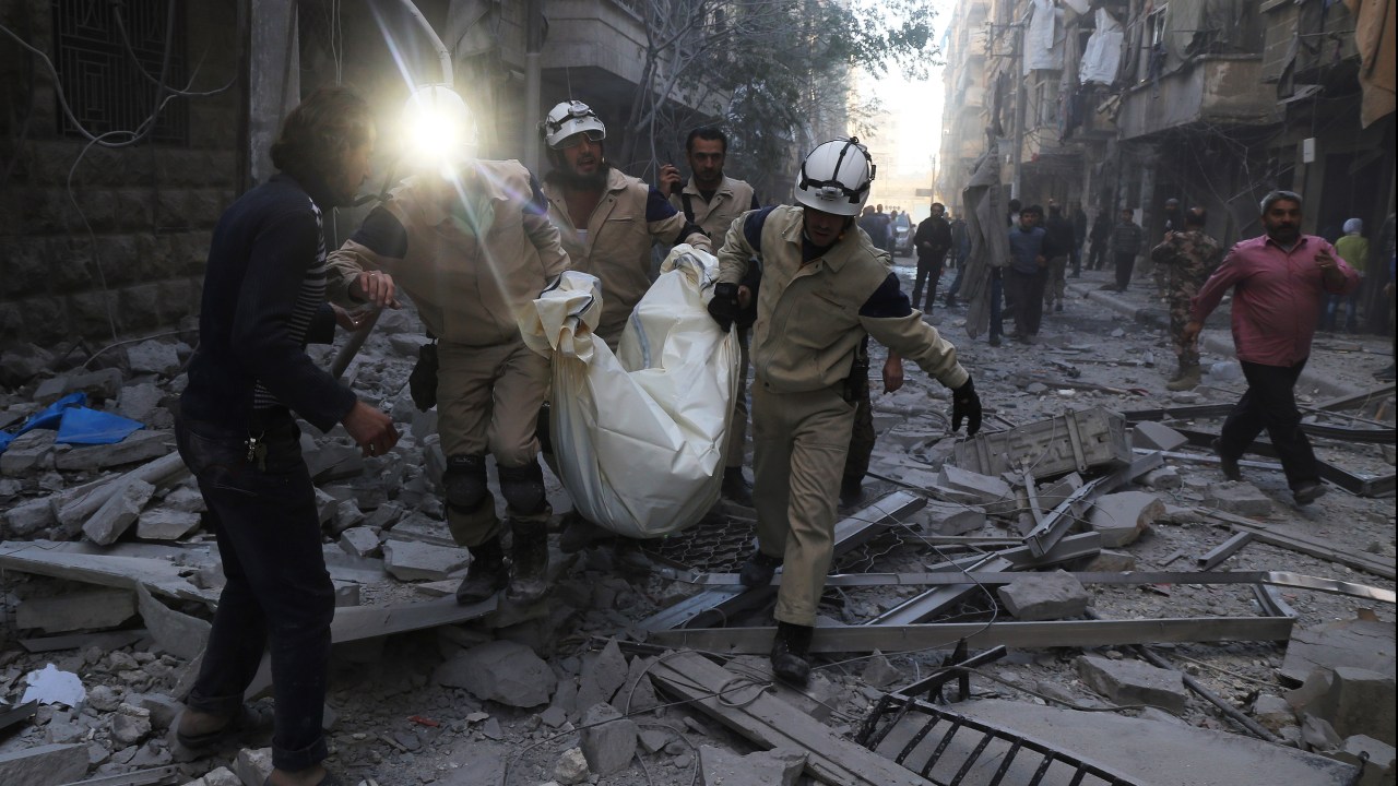 Equipes de emergência sírias carregam um corpo na sequência de um ataque aéreo na área controlada por rebeldes do norte da cidade de Aleppo - 03/11/2015