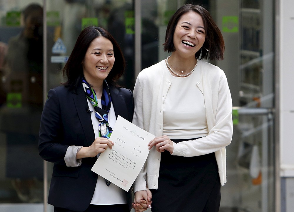 Hiroko Masuhara e a parceira Koyuki Higashi mostram o certificado de união civil ao deixar o escritório do distrito de Shibuya - que faz parte de Tóquio - como o primeiro casal a obter o documento, nesta manhã