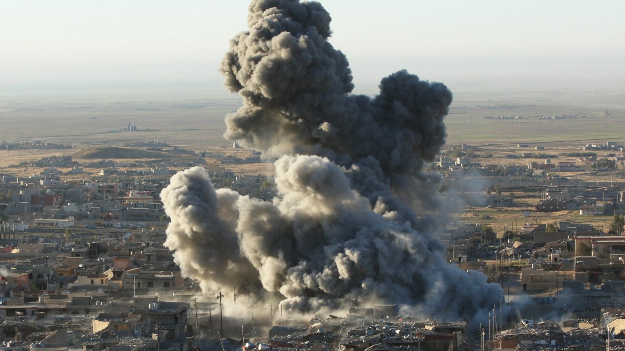 Fumaça é vista após ataque aéreo liderado pelos EUA contra o Estado Islâmico na cidade de iraquiana de Sinjar - 12/11/2015