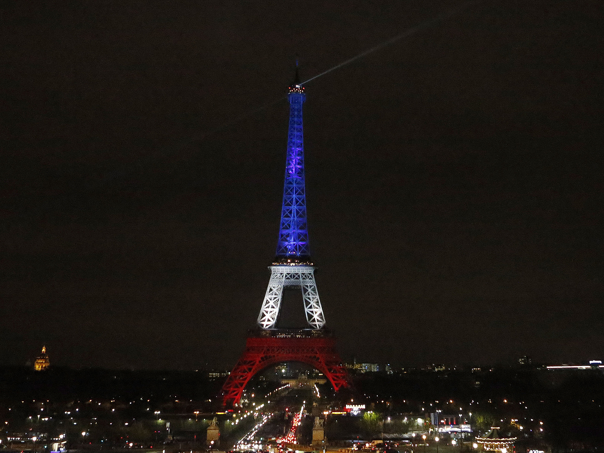 Torre Eiffel é iluminada com as cores francesas em homenagem às vítimas dos ataques terroristas da última sexta-feira (13) em Paris