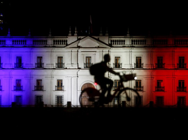 Sede do governo chileno, em Santiago, é iluminada com as cores da bandeira francesa - 16/11/2015