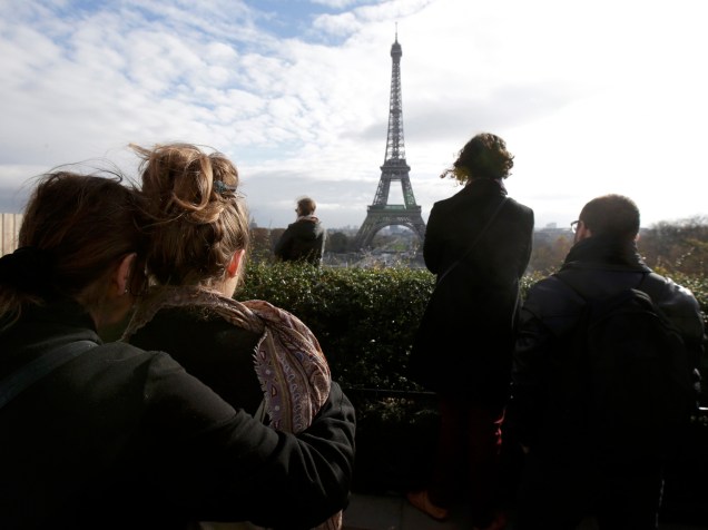 Pessoas observam um minuto de silêncio no Trocadero, em frente à Torre Eiffel para prestar homenagem às vítimas da série de ataques terroristas na última sexta-feira (13) em Paris, França - 16/11/2015