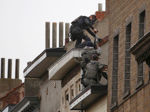 Forças especiais da polícia belga realiza operação de busca de suspeitos fundamentalistas muçulmanos ligados aos ataques mortais em Paris, no subúrbio de Bruxelas de Molenbeek - 16/11/2015