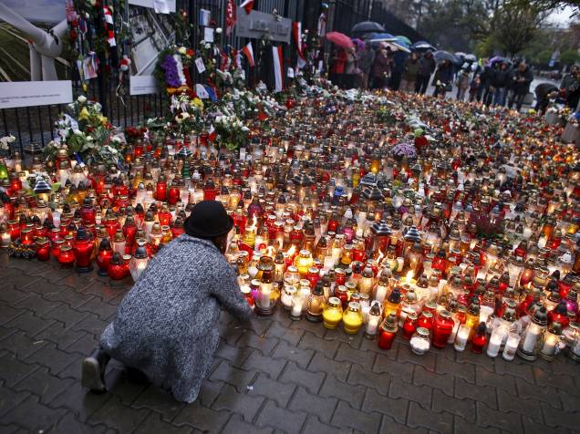 Em frente à embaixada francesa em Varsóvia, na Polônia, menina deixa um vela em homenagem às vítimas dos ataques terroristas em Paris - 16/11/2015