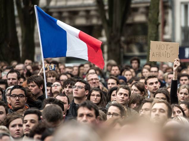 Pessoas prestam minuto de silêncio em homenagem às vítimas dos atentaddos terroristas de Paris, na cidade de Lille, no norte da França