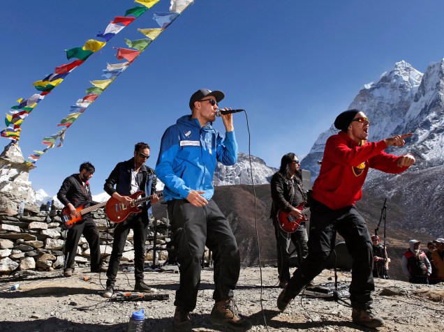 A banda finlandesa Ancara faz um show a 4,550 metros de altura no caminho do topo do monte Evereste, no Nepal