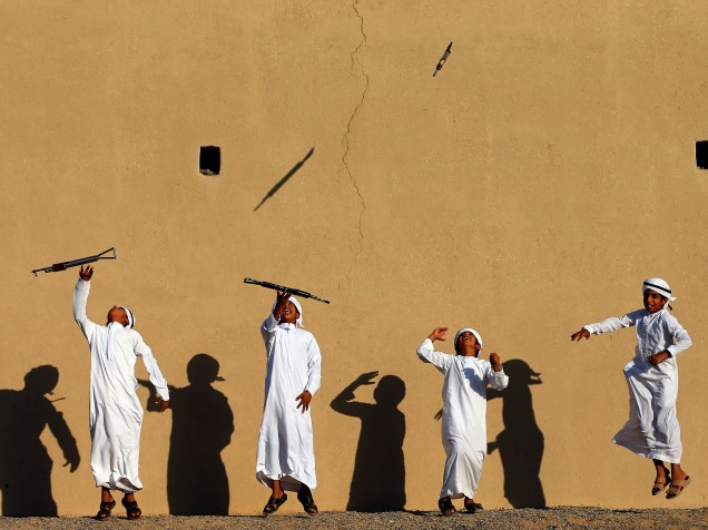 Crianças praticam uma dança tradicional durante as celebrações do 44º aniversário da criação dos Emirados Árabes Unidos, em Sharjah - 16/11/2015