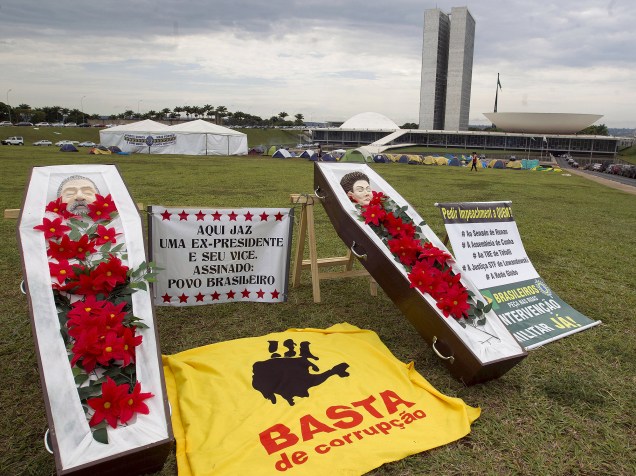 Caixões representando o ex-presidente Luiz Inácio Lula da Silva e a presidente Dilma Rousseff são vistos durante um protesto em frente ao Congresso Nacional, em Brasília, nesta segunda-feira (16)