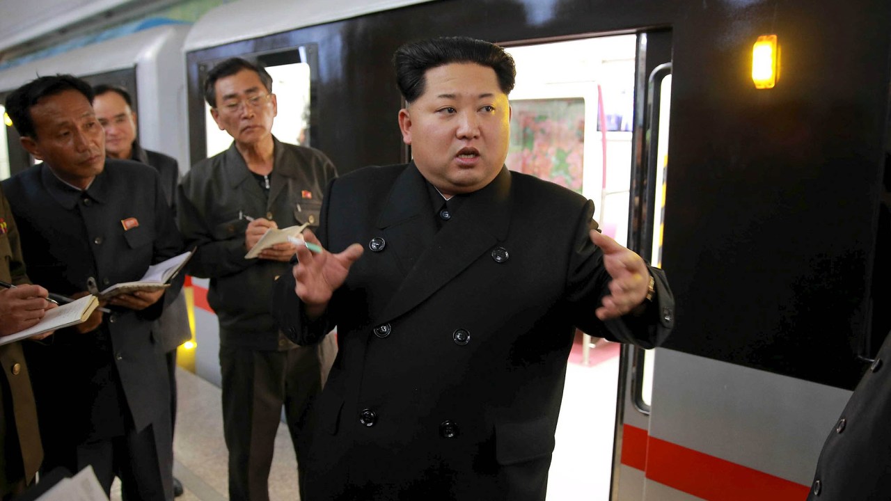 Em imagem divulgada nesta sexta-feira (20), mostra o líder da Coreia do Norte, Kim Jong-un, durante passeio em trem subterrâneo na estação de Kaeson, em Pyongyang. O dirigente do país participou de uma avaliação do sistema, de acordo com o jornal "Rodong Sinmun", do partido do governo