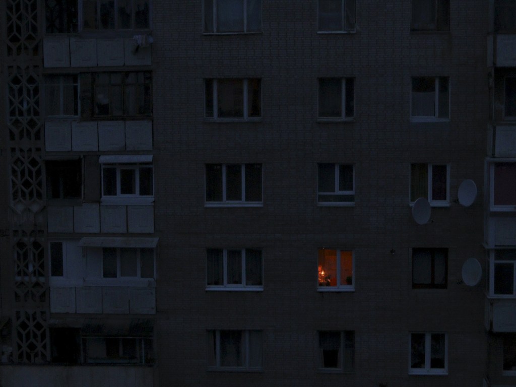 Luz de uma vela ilumina quarto em um prédio residencial em Simferopol. A Crimeia continua a depender de geradores de emergência devido a um blackout causado por sabotagem em torres de energia - 24/11/2015