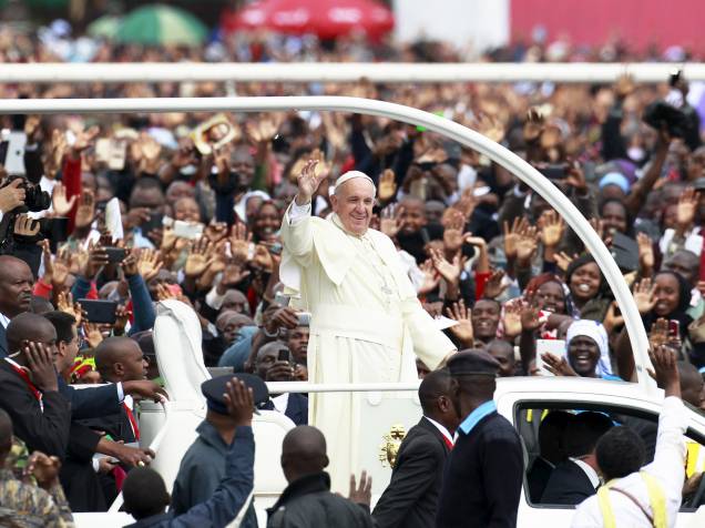 O Papa Francisco saúda fiéis ao chegar para a missa em Nairobi, capital do Quênia. Francisco está em viagem pela África, onde durante seis dias visitará o Quênia, Uganda e a República Centro Africana