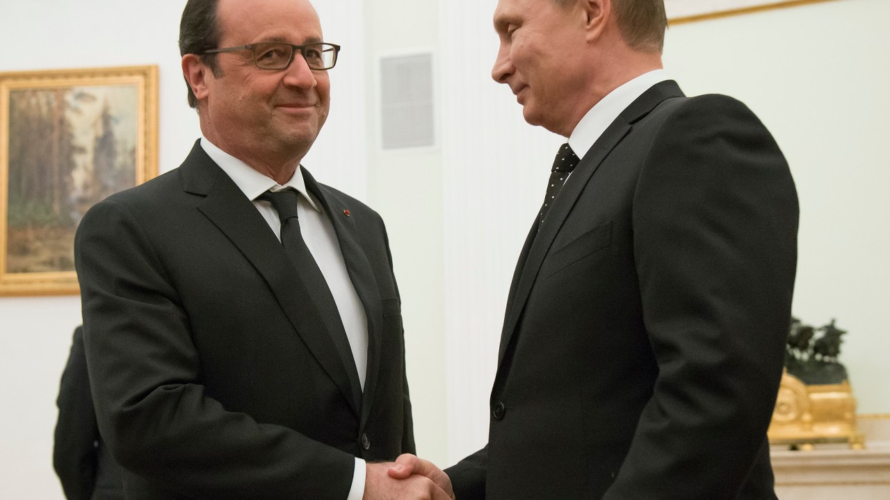 O presidente russo, Vladimir Putin, cumprimenta o presidente francês, François Hollande ao chegar ao Kremlin, em Moscou, nesta quinta-feira (26)