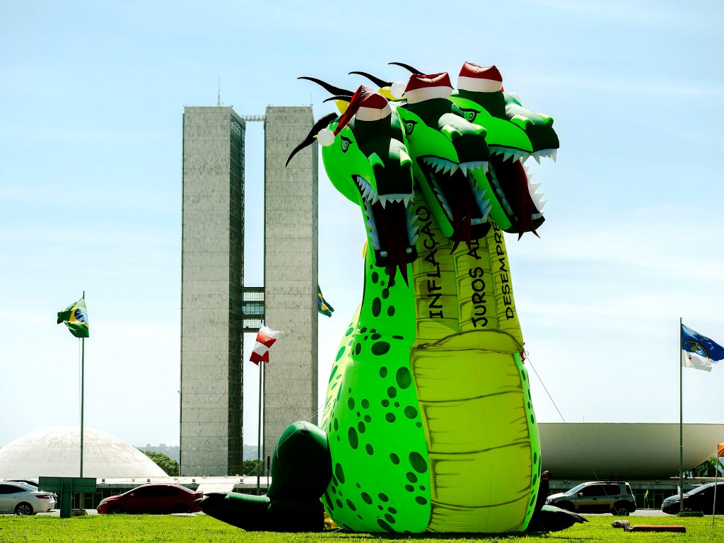 Força Sindical instalou o 'Dragão Noel' de três cabeças em frente ao Congresso Nacional, em Brasília, nesta quarta-feira (02). O boneco inflável tem 13 metros de altura e representa a inflação, os juros altos e o desemprego