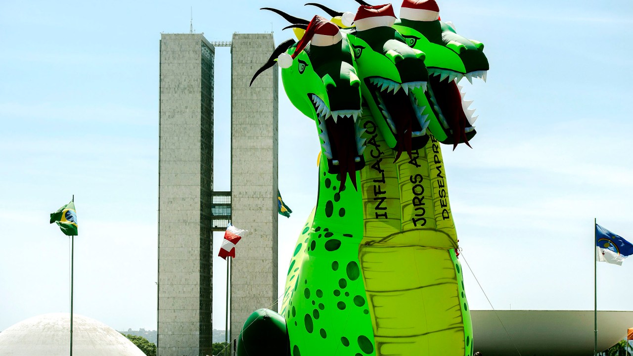 Força Sindical instalou o 'Dragão Noel' de três cabeças em frente ao Congresso Nacional, em Brasília, nesta quarta-feira (02). O boneco inflável tem 13 metros de altura e representa a inflação, os juros altos e o desemprego