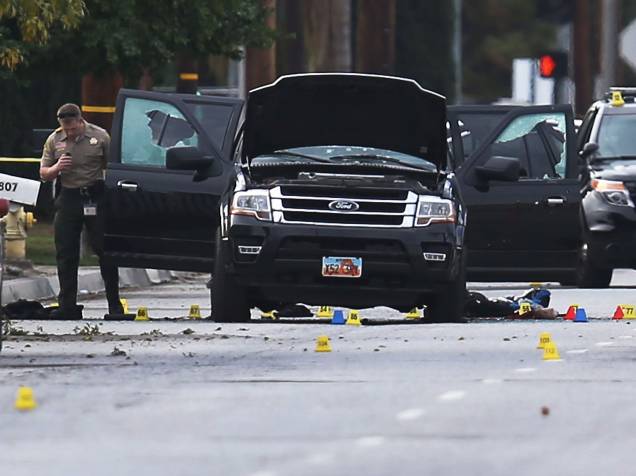 Policiais investigam um veículo ocupado pelos suspeitos do tiroteio no Centro Regional Inland que deixou 14 mortos em San Bernardino, na Califórnia (EUA) - 03/12/2015