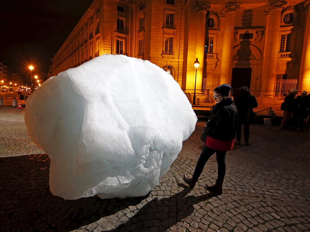Blocos de gelo trazidos da Groelândia são instalados na Place du Pantheon, no centro de Paris, em projeto chamado Ice Watch Paris. A capital francesa recebe neste mês a Conferência Mundial Mudanças Climáticas - 03/12/2015