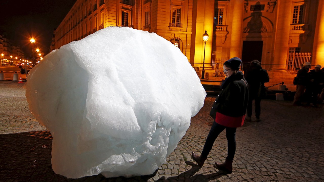 Blocos de gelo trazidos da Groelândia são instalados na Place du Pantheon, no centro de Paris, em projeto chamado Ice Watch Paris. A capital francesa recebe neste mês a Conferência Mundial Mudanças Climáticas - 03/12/2015