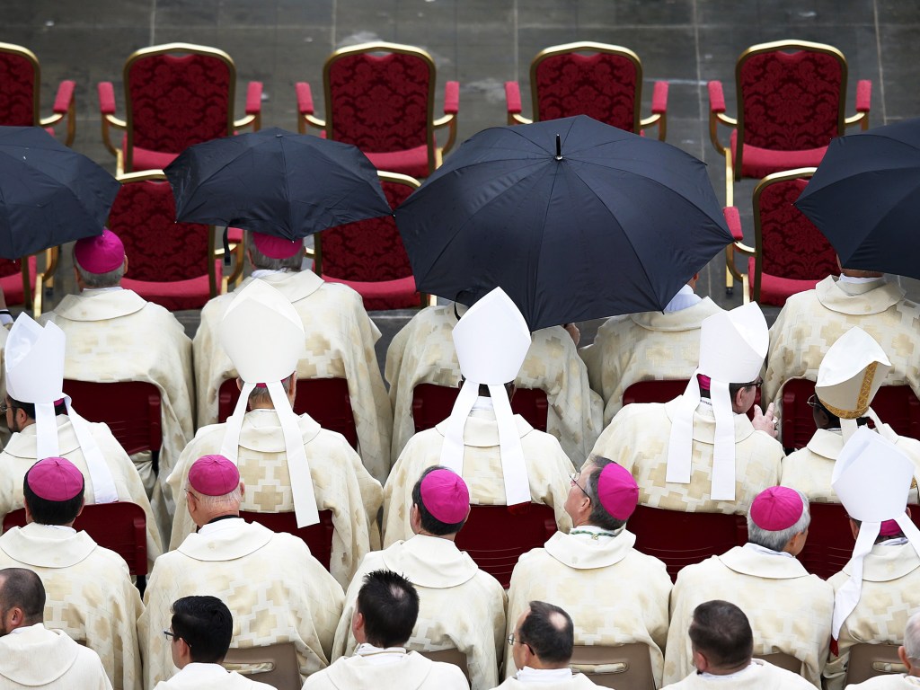 Bispos esperam a chegada do Papa Francisco, na Praça de São Pedro, no Vaticano - 08/12/2015