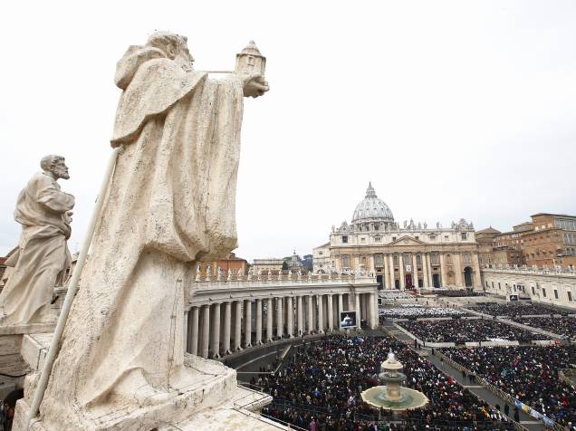 Milhares de fiéis participam da abertura do Jubileu Extraordinário da Misericórdia, na Praça de São Pedro, no Vaticano